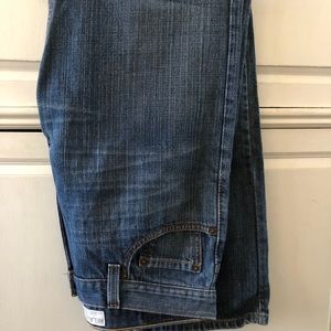 Me a bundle/lot of jeans . Sizes are in pictures